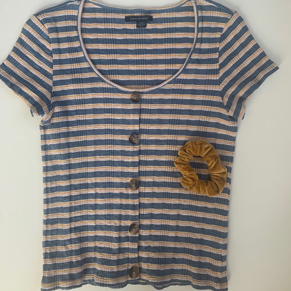 American Eagle top and Scrunchie